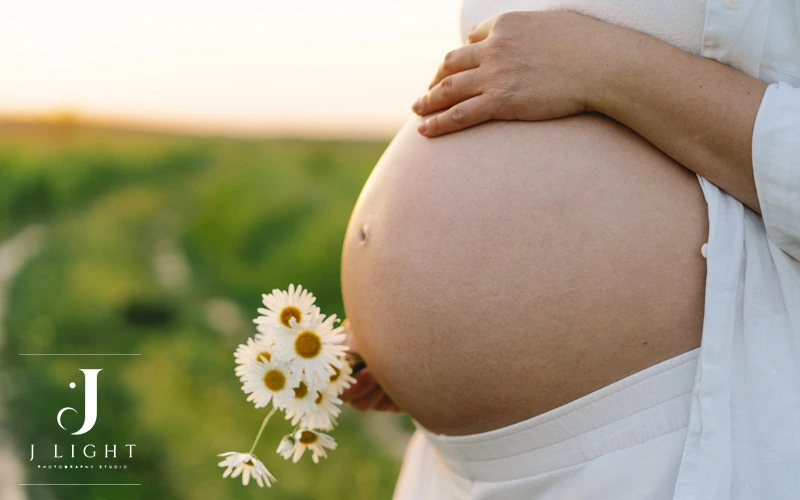 What should I wear for maternity photography?